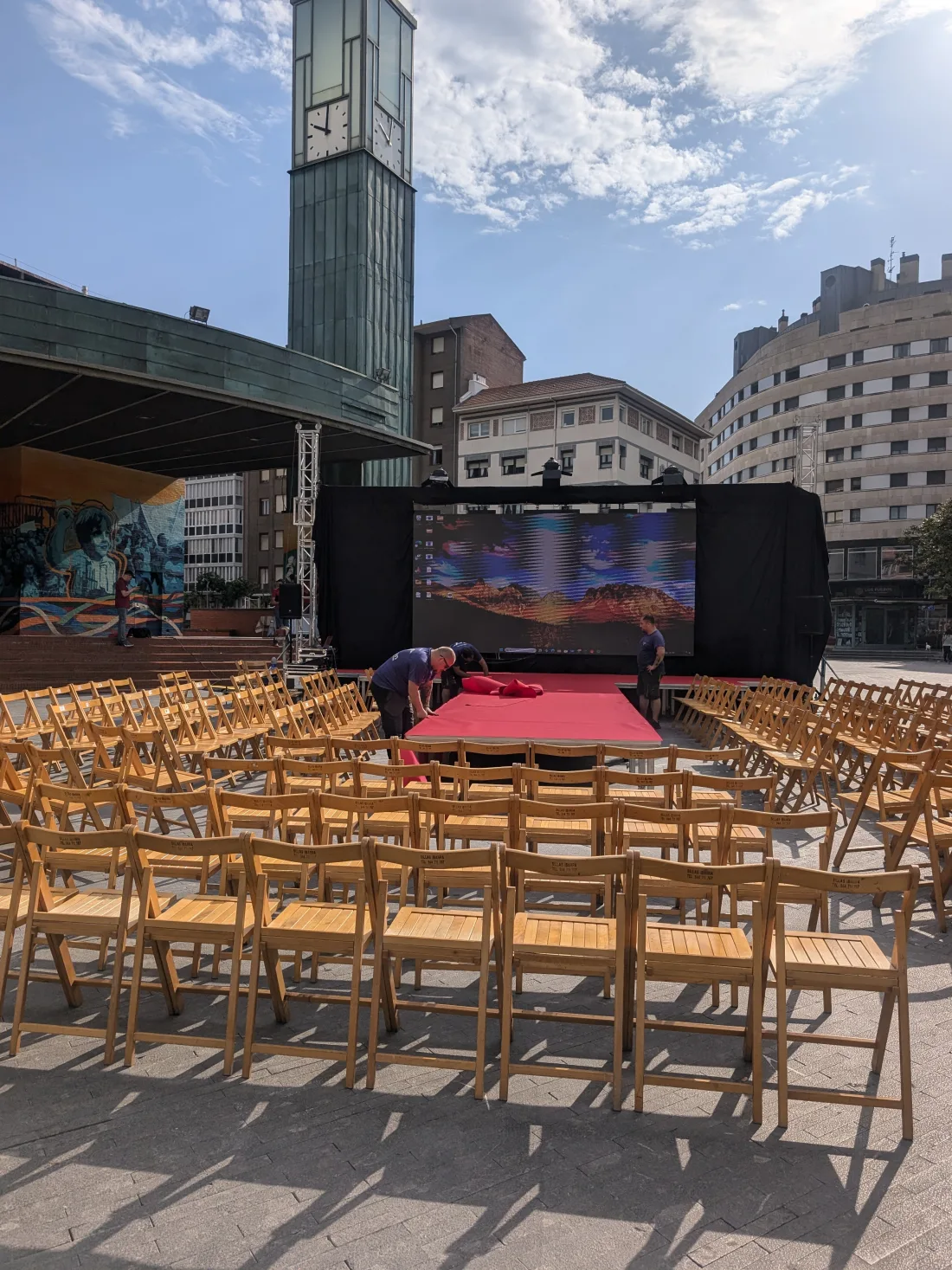 Montaje de un evento en la plaza — La Musa, Barakaldo